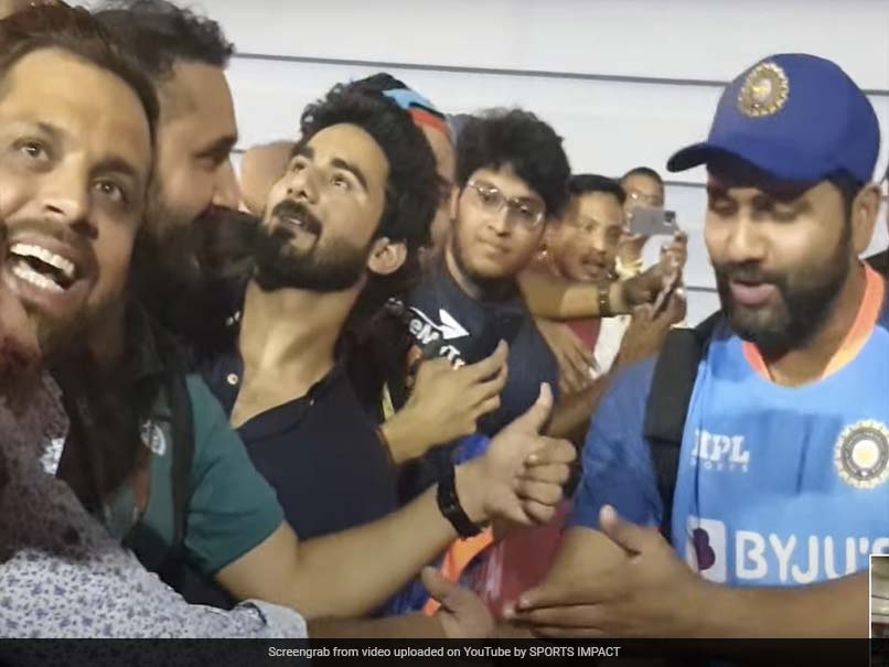 <i>"Haath Toh Choro"</i>: Rohit Sharma's Hilarious Encounter With Fan After India vs Pakistan Asia Cup Match. Watch