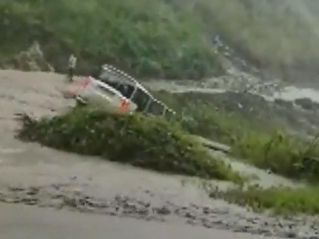 अरुणाचल प्रदेश में अचानक आई बाढ़ में बह गई कार