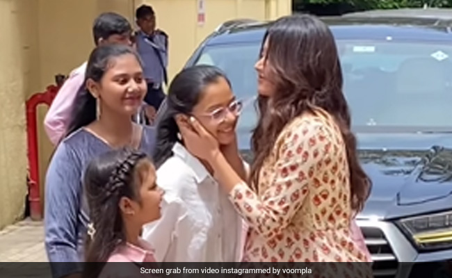 'पुष्पा' की 'श्रीवल्ली' का फैन्स के लिए प्यार देखकर रह जाएंगे हैरान, रश्मिका मंदाना का वीडियो देख कहेंगे- कौन स्टार करता है ऐसे