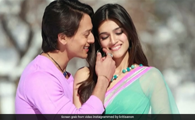 <i>Koffee With Karan 7</i>: Kriti Sanon Recounts How Tiger Shroff "Trembled" In <i>Heropanti</i> Kiss Scene