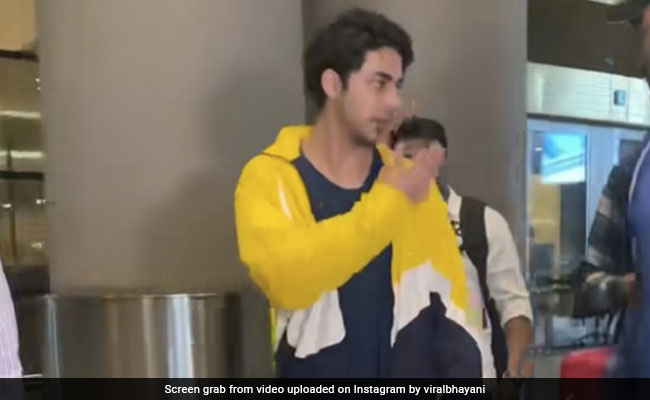 आर्यन खान को एयरपोर्ट पर एक फैन ने दिया गुलाब तो यूं आया शाहरुख के शहजादे का रिएक्शन, फैन्स बोले- ओए होए गबरू जवान 