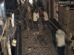 दिल्ली के एक घर पर हुई ताबड़तोड़ फायरिंग, ईंट-पत्थर भी चले, CCTV में कैद हुई घटना दिल्ली के एक घर पर हुई ताबड़तोड़ फायरिंग, ईंट-पत्थर भी चले, CCTV में कैद हुई घटना