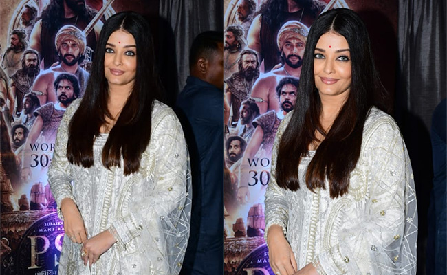 Aishwarya Rai Doesn't Need Much To Take Our Breath Away; Just A Silver Manish Malhotra <i>Anarkali</i>