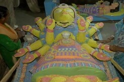 बंगाल के कारीगरों ने चॉक से बनाई दुर्गा की मूर्ति बंगाल के कारीगरों ने चॉक से बनाई दुर्गा की मूर्ति