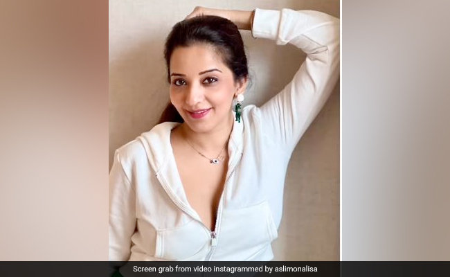 कभी हाथों में किताब थामे तो कभी काउच पर बैठ पोज देती दिखीं मोनालिसा, वीडियो देख फैन्स बोले- गजब