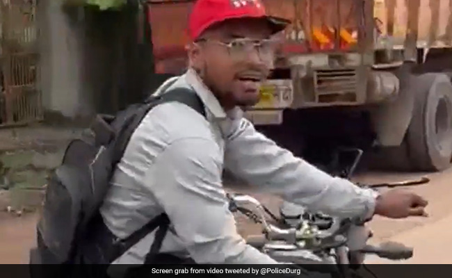 चश्मा लगाकर बीच सड़क स्टंटबाजी कर रहा था शख्स, चालान के साथ उठक-बैठक लगवाकर पुलिस ने निकाली हेकड़ी