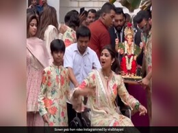 शिल्पा शेट्टी ने बप्पा के विर्सजन पर व्हीलचेयर पर बैठ किया डांस, फैन्स बोले- श्रद्धा हो तो ऐसी शिल्पा शेट्टी ने बप्पा के विर्सजन पर व्हीलचेयर पर बैठ किया डांस, फैन्स बोले- श्रद्धा हो तो ऐसी