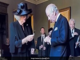 Viral Video : King Charles की जेब में लीक हुआ पेन...हाथ गंदे हुए तो ऐसे भड़के Viral Video : King Charles की जेब में लीक हुआ पेन...हाथ गंदे हुए तो ऐसे भड़के