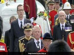 Twitter Goes Crazy After Seeing An 'Insanely Tall' Mourner During The Queen's Funeral Twitter Goes Crazy After Seeing An 'Insanely Tall' Mourner During The Queen's Funeral