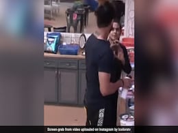 जब मधुरिमा तुली ने विशाल आदित्य सिंह पर कर दी थी 'पैन' की बरसात, फिर चर्चा में आया ये मशहूर किस्सा...देखें VIDEO जब मधुरिमा तुली ने विशाल आदित्य सिंह पर कर दी थी 'पैन' की बरसात, फिर चर्चा में आया ये मशहूर किस्सा...देखें VIDEO