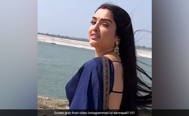 नीली साड़ी में नदी किनारे आम्रपाली दुबे ने यूं दिखाई अदाएं, बार-बार देखना चाहेंगे वीडियो