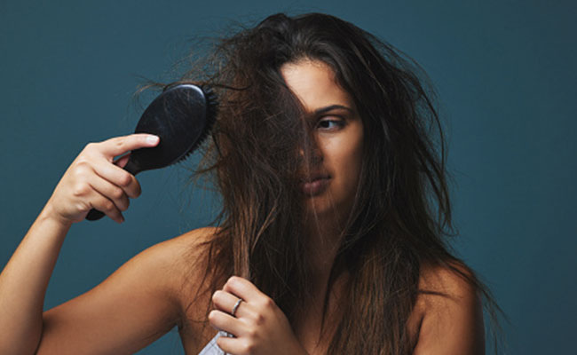 रूखे-सूखे बेजान बालों में लौट आएगी शाइन जब अपनाएंगी ये 7 टिप्स, खूबसूरत दिखेंगी जुल्फें