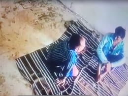 बिहार : पुलिस कस्टडी में शराब तस्कर की हार्ट अटैक से मौत का VIDEO हुआ वायरल बिहार : पुलिस कस्टडी में शराब तस्कर की हार्ट अटैक से मौत का VIDEO हुआ वायरल