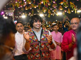 Neeraj Chopra ने वडोदरा में किया गरबा डांस, गोल्डन बॉय को साथ देखकर लोगों की खुशी का ठिकाना न रहा- Video Neeraj Chopra ने वडोदरा में किया गरबा डांस, गोल्डन बॉय को साथ देखकर लोगों की खुशी का ठिकाना न रहा- Video