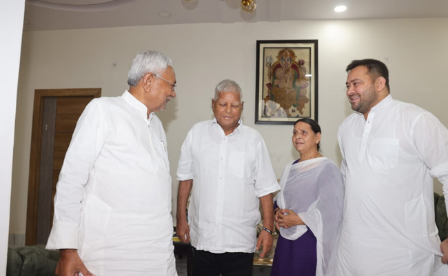 बिहार : दिल्ली रवाना होने से पहले CM नीतीश कुमार ने लालू प्रसाद यादव से की मुलाकात