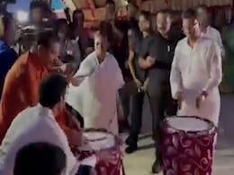 VIDEO : मुख्यमंत्री ममता बनर्जी ने कोलकाता में दुर्गा पूजा के दौरान बजाया 'ढाक' VIDEO : मुख्यमंत्री ममता बनर्जी ने कोलकाता में दुर्गा पूजा के दौरान बजाया 'ढाक'