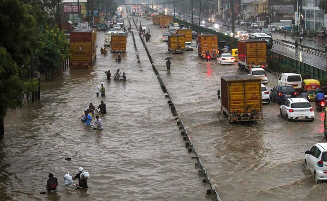 Centre Reviews Gurugram's Metro, Sewerage Projects Amid Waterlogging