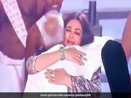 'पोन्नियिन सेल्वन' के ट्रेलर लॉन्च में दौड़कर इस शख्स को ऐश्वर्या राय बच्चन ने लगाया गले, देखकर फैंस बोले- 'गुरु के प्रति सम्मान' 'पोन्नियिन सेल्वन' के ट्रेलर लॉन्च में दौड़कर इस शख्स को ऐश्वर्या राय बच्चन ने लगाया गले, देखकर फैंस बोले- 'गुरु के प्रति सम्मान'