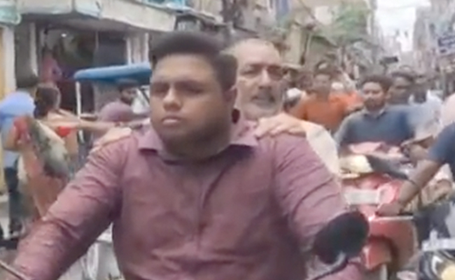 VIDEO: बेगूसराय में ट्रैफिक नियमों की यूं धज्जियां उड़ाते दिखे केंद्रीय मंत्री गिरिराज सिंह