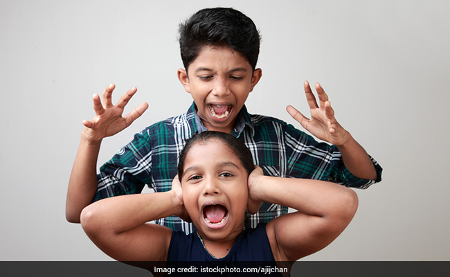 पैरेंट्स की ये आदतें भाई बहन को बना देती हैं एक दूसरे का जानी दुश्मन, ये रही Parenting mistakes