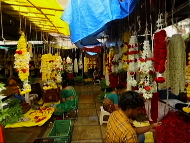 Waste To Wealth: Extracting Colours From Flowers To Make Natural Dyes