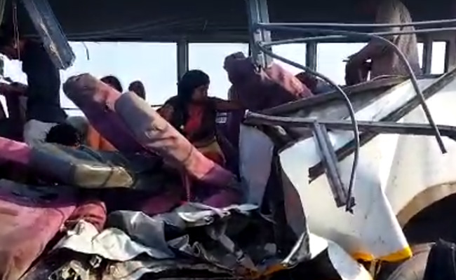 यूपी के लखीमपुर में निजी बस और ट्रक की टक्कर, छह की मौत