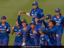झूलन गोस्वमी के आखिरी मैच में अंग्रेज़ों से सहन नहीं हुई हार, तो कर दी ऐसी हरकत झूलन गोस्वमी के आखिरी मैच में अंग्रेज़ों से सहन नहीं हुई हार, तो कर दी ऐसी हरकत