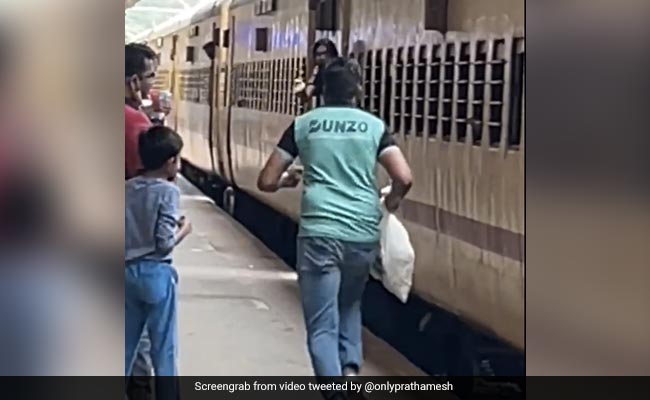 This Video Of Dunzo Agent Running To Deliver Package On Train Is Winning The Internet