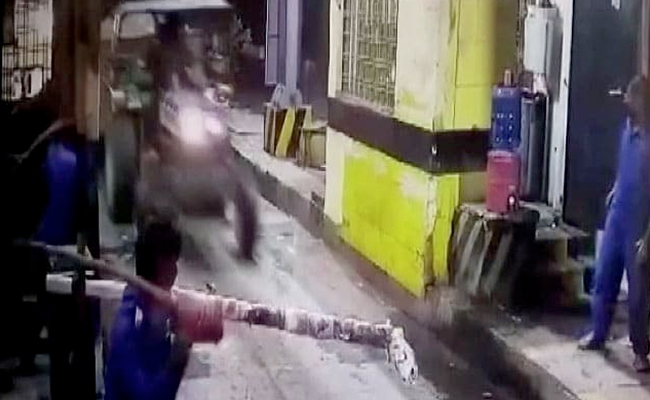 यूपी में बेखौफ खनन माफिया, बैरिकेडिंग तोड़ निकाले 13 ट्रैक्टर, तमाशा देखते रहे गए टोल कर्मचारी... देखें VIDEO