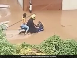 गर्लफ्रेंड को बैठाकर बाढ़ से भरी सड़क पर दौड़ाई बाइक, लोग बोले- इसे कहते हैं सच्चे प्यार की ताकत गर्लफ्रेंड को बैठाकर बाढ़ से भरी सड़क पर दौड़ाई बाइक, लोग बोले- इसे कहते हैं सच्चे प्यार की ताकत