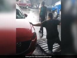 बॉस के पैर न भीगें, इसलिए कर्मचारी से करवाया ऐसा काम, देखिए फिर मालिक के साथ क्या हुआ? बॉस के पैर न भीगें, इसलिए कर्मचारी से करवाया ऐसा काम, देखिए फिर मालिक के साथ क्या हुआ?