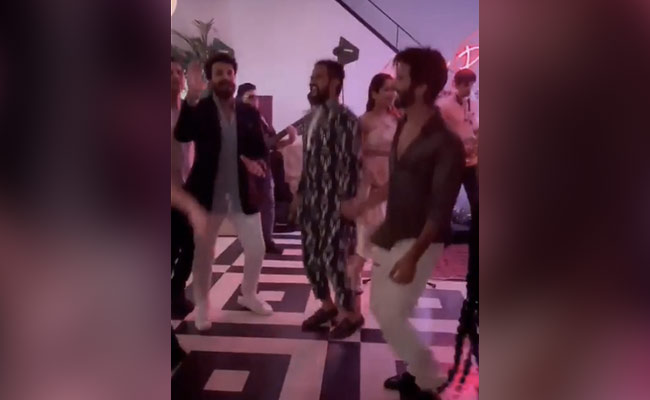 Just Shahid Kapoor And Pals Dancing Like Nobody's Watching To Hrithik Roshan's "Fav Song." Which Is...