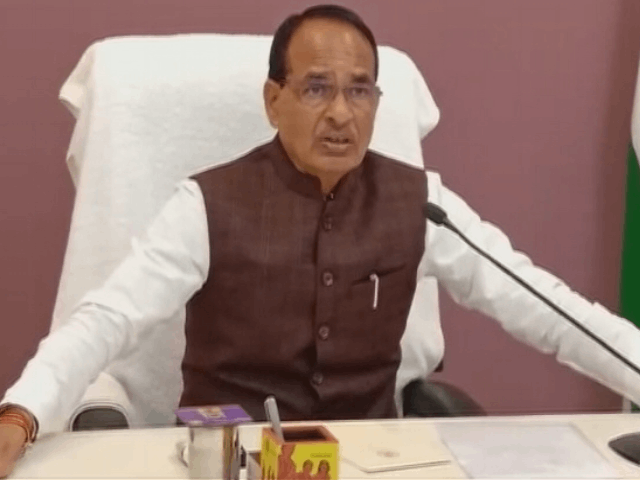 CM शिवराज सिंह को गुस्‍सा आया तो 3 घंटों में कारोबारियों के घर से बाहर निकल आई टनों खाद 