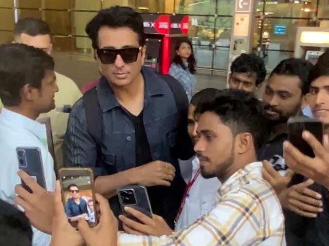 मुंबई एयरपोर्ट पर कैजुअल आउटफिट में स्पॉट हुए अभिनेता सोनू सूद
