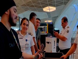 विदेशी एयरपोर्ट पर भारतीय शख्स ने गाया आशिकी 2 का  'तुम ही हो' गाना, झूम उठे अधिकारी विदेशी एयरपोर्ट पर भारतीय शख्स ने गाया आशिकी 2 का  'तुम ही हो' गाना, झूम उठे अधिकारी