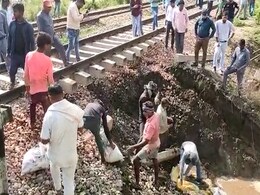 हरियाणा: हथिनीकुंड बैराज से छोड़ा 2.57 लाख क्यूसेक पानी, अंबाला-दिल्ली रेलवे ट्रैक धंसा हरियाणा: हथिनीकुंड बैराज से छोड़ा 2.57 लाख क्यूसेक पानी, अंबाला-दिल्ली रेलवे ट्रैक धंसा