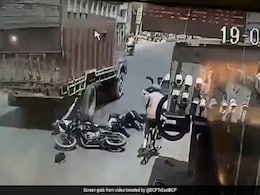 पुलिस ऑफिसर ने शेयर किया एक्सीडेंट का दिल दहला देने वाला Video, गाड़ी चलाने वालों से कही ये बात पुलिस ऑफिसर ने शेयर किया एक्सीडेंट का दिल दहला देने वाला Video, गाड़ी चलाने वालों से कही ये बात