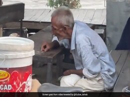 दुकान में बैठकर दिनभर की कमाई गिनता दिखा बुजुर्ग शख्स, दिल पिघला देने वाला ये Video देख आ जाएंगे आंसू दुकान में बैठकर दिनभर की कमाई गिनता दिखा बुजुर्ग शख्स, दिल पिघला देने वाला ये Video देख आ जाएंगे आंसू