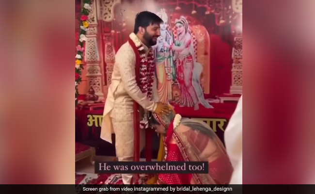 दुल्हन ने स्टेज पर छुए पैर, खुश होकर नीचे बैठ गया दूल्हा, किया कुछ ऐसा, नहीं कर पाएंगे यकीन