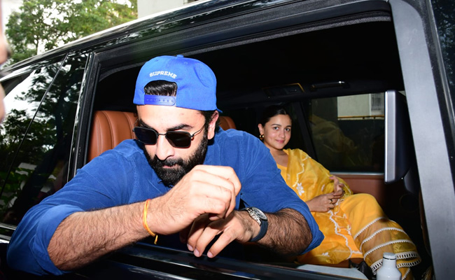 Ranbir Kapoor Celebrates His Birthday With Alia Bhatt And Fans Outside His Vastu Residence