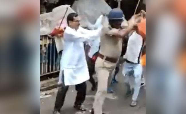 VIDEO: कोलकाता में बीजेपी का झंडा लिए लोगों ने पुलिसकर्मी पर बोला हमला, डंडे से पीटा