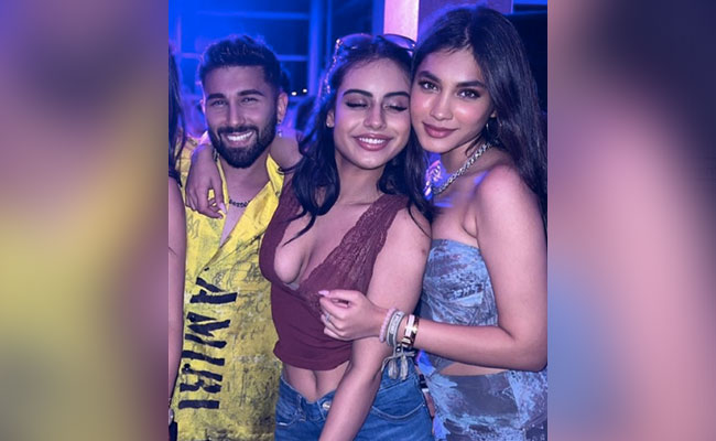 अजय-काजोल की लाडली न्यासा दोस्तों साथ कर रही हैं चिल, वायरल हुई पार्टी की अनसीन तस्वीर