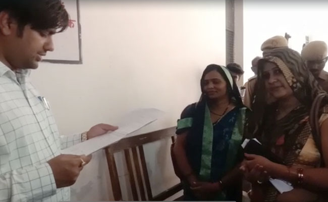 यूपी : दलितों को नवरात्रि में मूर्ति स्थापना से रोका, ग्राम प्रधान ने अधिकारियों से लगाई गुहार, गांव में तनाव