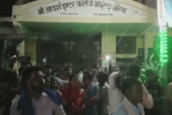 औरैया: शिक्षक की पिटाई से छात्र की मौत के बाद बवाल, पुलिस की गाड़ियों में तोड़फोड़ औरैया: शिक्षक की पिटाई से छात्र की मौत के बाद बवाल, पुलिस की गाड़ियों में तोड़फोड़