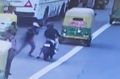 Video: पलक झपकते महिला के गले से सोने की चेन छीनकर भागे 2 बाइक सवार Video: पलक झपकते महिला के गले से सोने की चेन छीनकर भागे 2 बाइक सवार