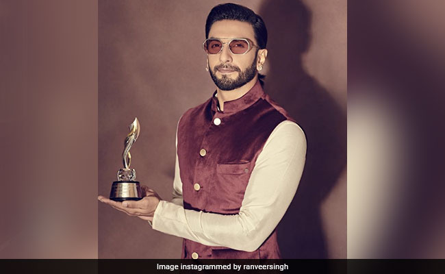 Ranveer Singh Honoured With The "Achiever Of The Year" Award. See Pic