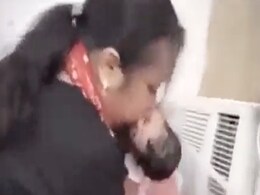 जन्म होते ही बच्ची की सांस नहीं चल रही थी, डॉक्टर ने भगवान बनकर मुंह से सांस देकर जान बचाई जन्म होते ही बच्ची की सांस नहीं चल रही थी, डॉक्टर ने भगवान बनकर मुंह से सांस देकर जान बचाई