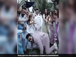 अली गोनी ने दोस्त की शादी में किया 'काला चश्मा' गाने पर ऐसा डांस कि देखती रह गई बारात, जमकर वायरल हो रहा वीडियो अली गोनी ने दोस्त की शादी में किया 'काला चश्मा' गाने पर ऐसा डांस कि देखती रह गई बारात, जमकर वायरल हो रहा वीडियो