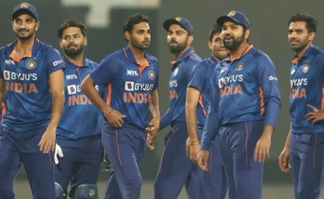 India vs Pakistan: एशिया कप में भारत-पाकिस्तान मैच पर बॉलीवुड राइटर का ट्वीट, बोले- प्यार में पड़े कपल्स जब अकेले में नहीं मिल सकते तो..