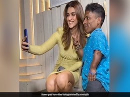 VIDEO: कृति सेनन ने जमीन पर बैठकर फैन को दी सेल्फी, फिर शख्स ने की ऐसी डिमांड लोग बोले- गर्लफ्रेंड ही समझ लिया VIDEO: कृति सेनन ने जमीन पर बैठकर फैन को दी सेल्फी, फिर शख्स ने की ऐसी डिमांड लोग बोले- गर्लफ्रेंड ही समझ लिया